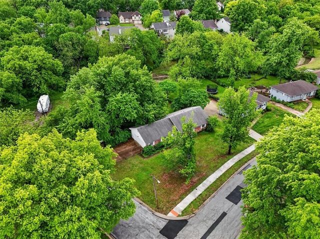 413 SW SUNSET Drive, Lee's Summit, MO 64081