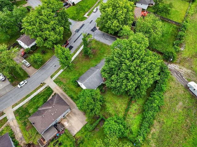 413 SW SUNSET Drive, Lee's Summit, MO 64081