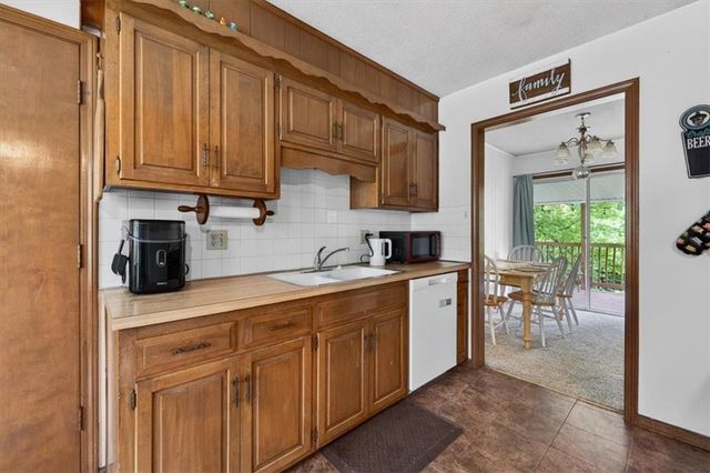 413 SW SUNSET Drive, Lee's Summit, MO 64081