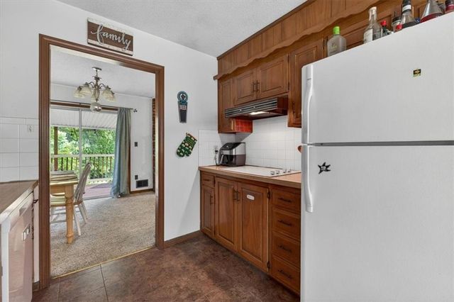 413 SW SUNSET Drive, Lee's Summit, MO 64081