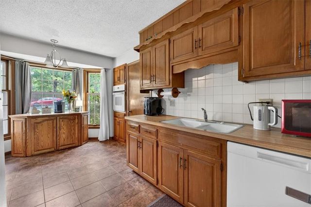 413 SW SUNSET Drive, Lee's Summit, MO 64081
