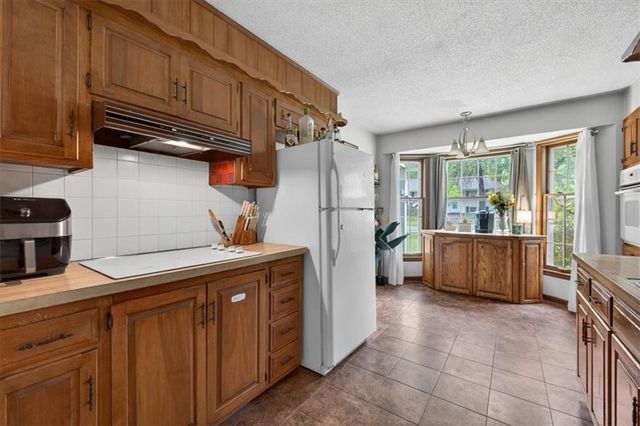 413 SW SUNSET Drive, Lee's Summit, MO 64081