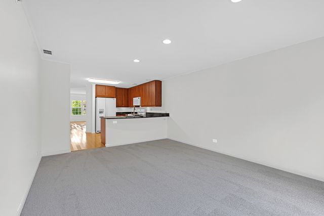 947 Kensington Drive 7-E3, Northbrook, IL 60062