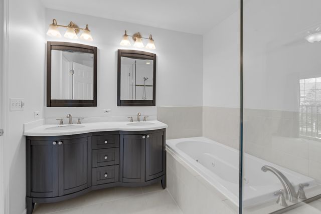 947 Kensington Drive 7-E3, Northbrook, IL 60062