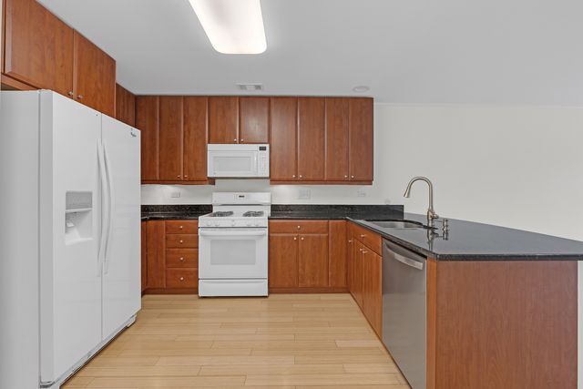 947 Kensington Drive 7-E3, Northbrook, IL 60062