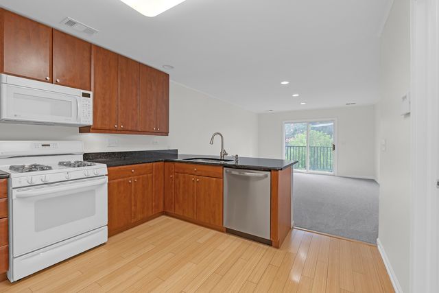 947 Kensington Drive 7-E3, Northbrook, IL 60062