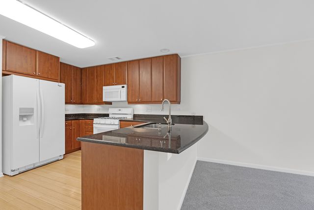 947 Kensington Drive 7-E3, Northbrook, IL 60062