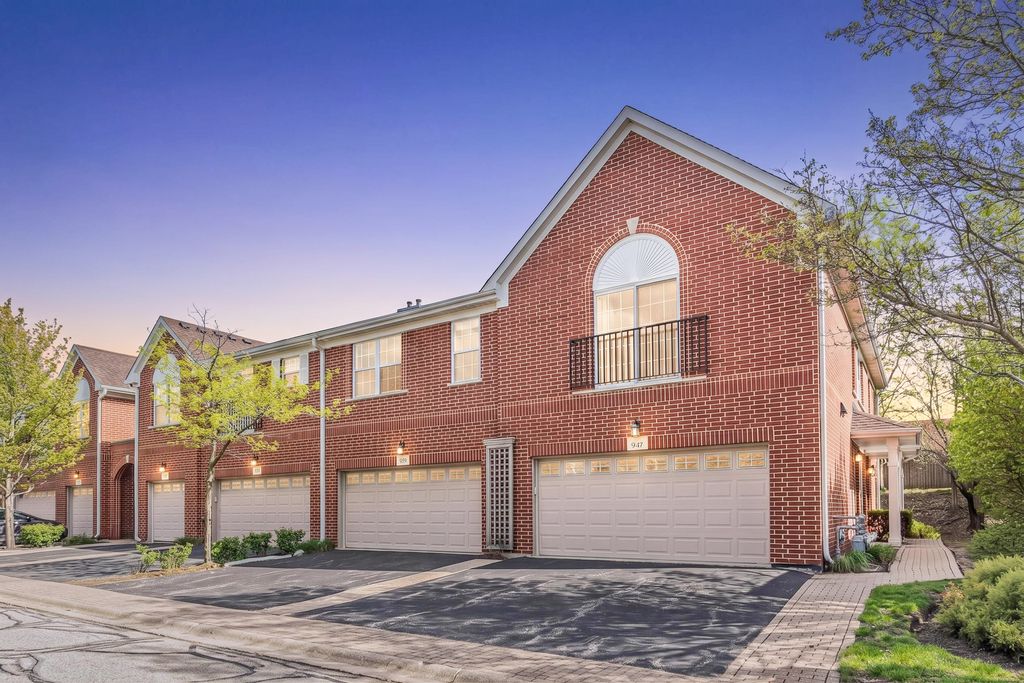 947 Kensington Drive 7-E3, Northbrook, IL 60062
