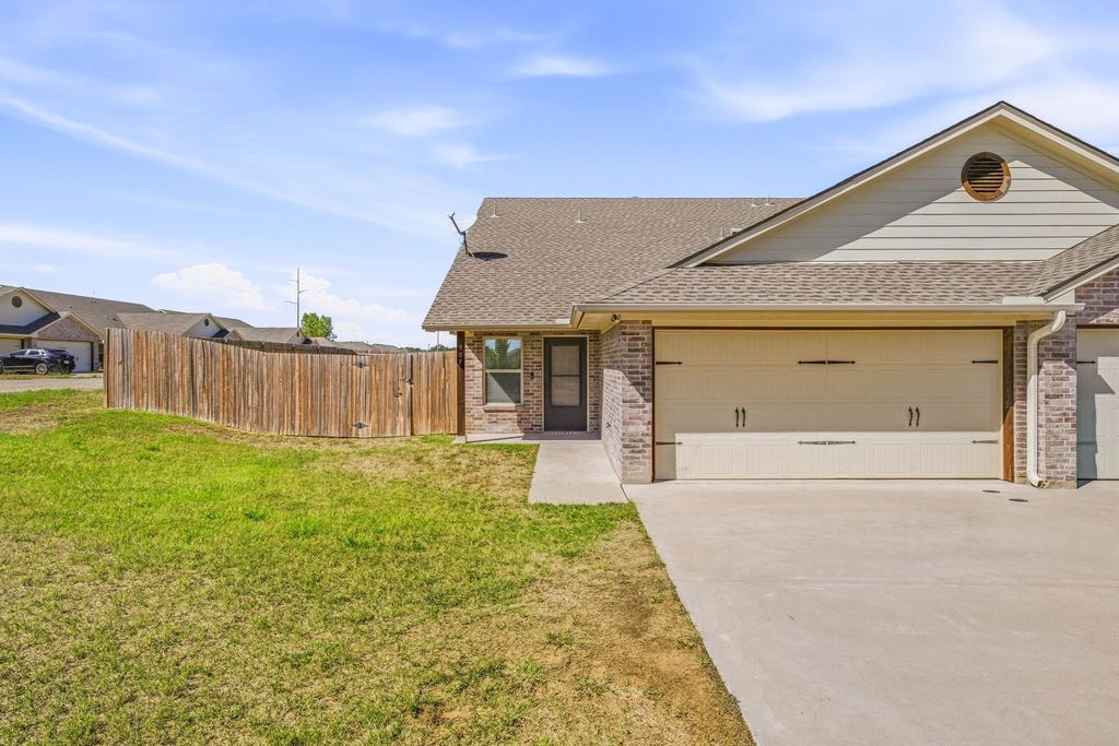 903 Dart Court, Granbury, TX 76049 — photo 2