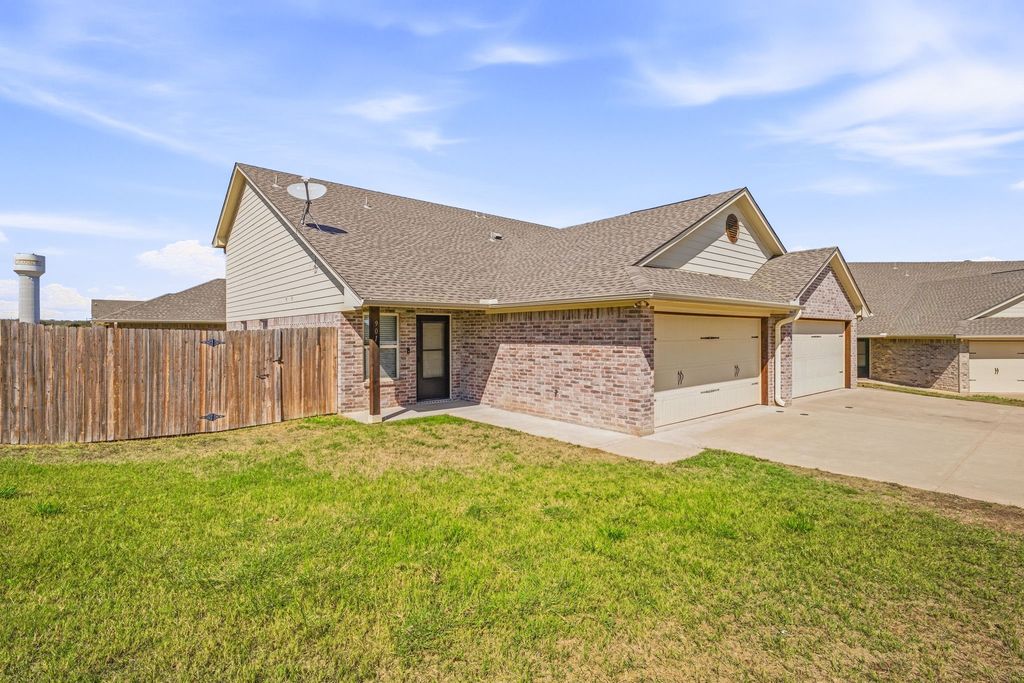 903 Dart Court, Granbury, TX 76049 — photo 3
