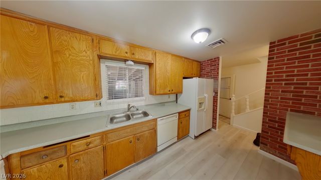 210 Greenbriar Townhouse Way, Las Vegas, NV 89121