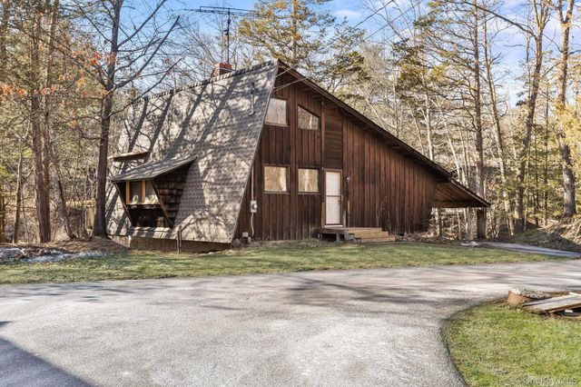 304 Lake Lodge Drive, Pleasant Valley, NY 12569
