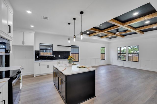 310 Matthew Street, Hillsboro, TX 76645