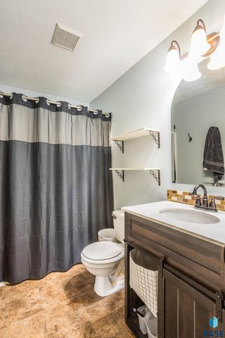 5504 S Danberry Dr Drive, Sioux Falls, SD 57106