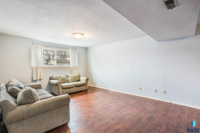 5504 S Danberry Dr Drive, Sioux Falls, SD 57106