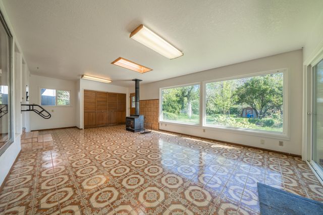 3081 Henderson Road, Redding, CA 96002