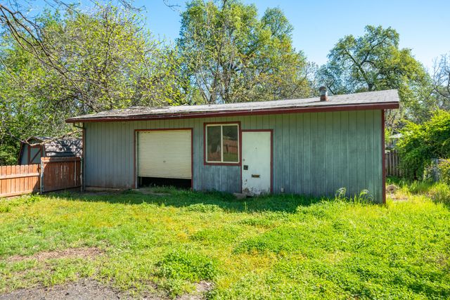 3081 Henderson Road, Redding, CA 96002