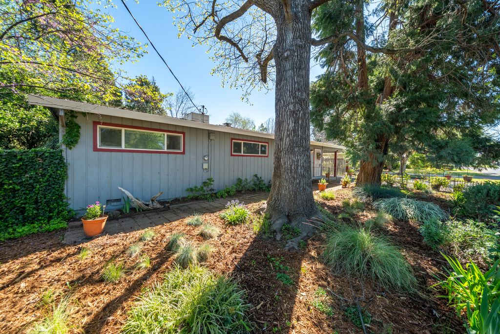 3081 Henderson Road, Redding, CA 96002