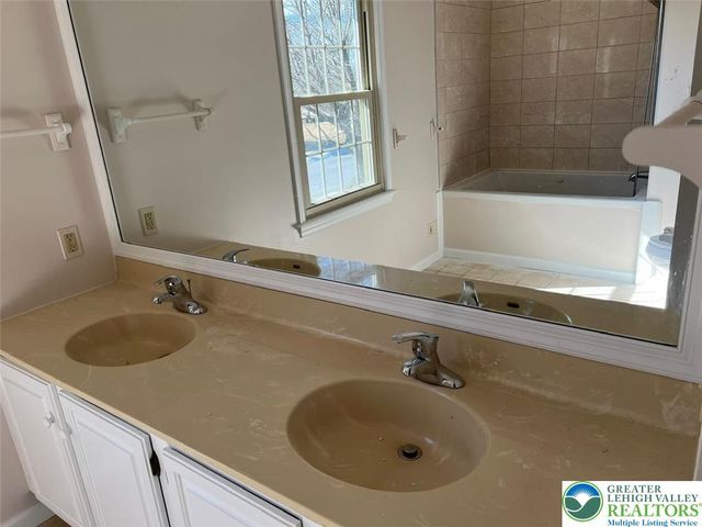 4861 Waterfall Drive, Lower Macungie Twp, PA 18062