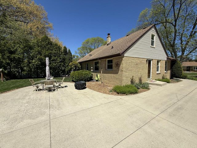 2945 104th STREET, West Allis, WI 53227