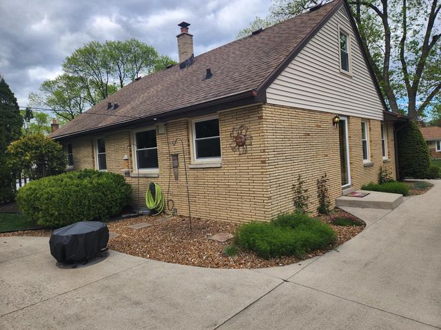 2945 104th STREET, West Allis, WI 53227