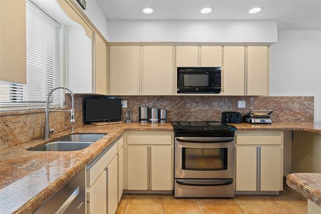 2447 SE 15th St, Pompano Beach, FL 33062