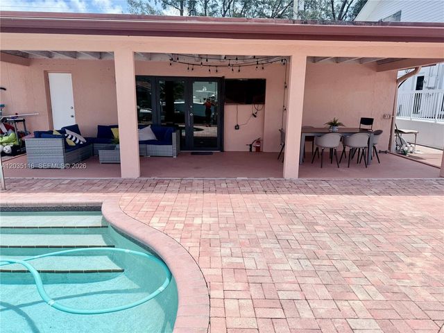 2447 SE 15th St, Pompano Beach, FL 33062