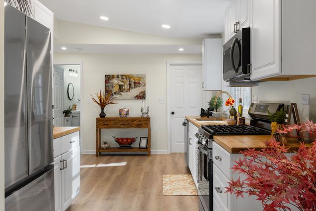 275 Indian Trail, Lake In The Hills, IL 60156