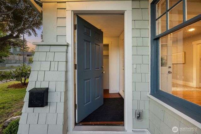5704 35th Ave NE, Seattle, WA 98105