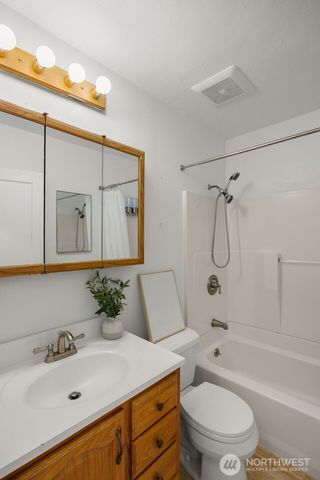 5704 35th Ave NE, Seattle, WA 98105