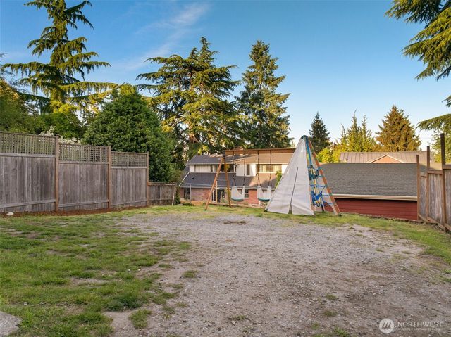 5704 35th Ave NE, Seattle, WA 98105