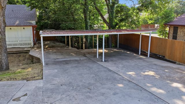 1406 S Elm Street, Weatherford, TX 76086