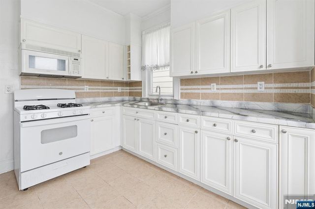 362 Myrtle Avenue 2nd Floor, Irvington, NJ 07111