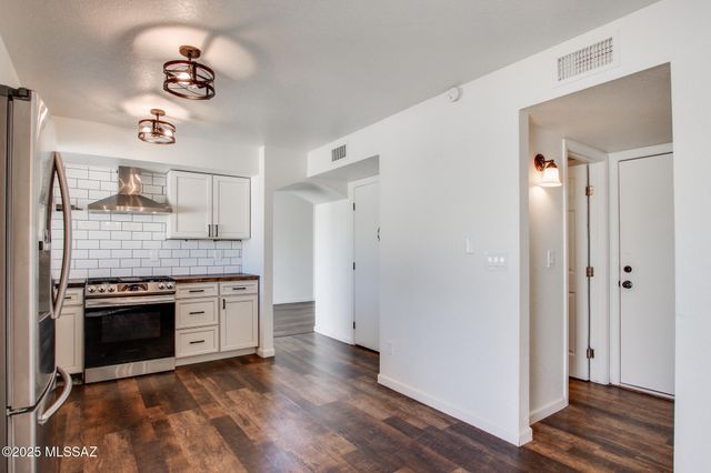 8157 N Streamside Avenue, Tucson, AZ 85741