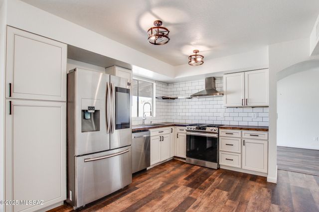 8157 N Streamside Avenue, Tucson, AZ 85741