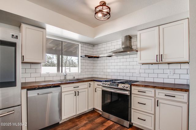 8157 N Streamside Avenue, Tucson, AZ 85741