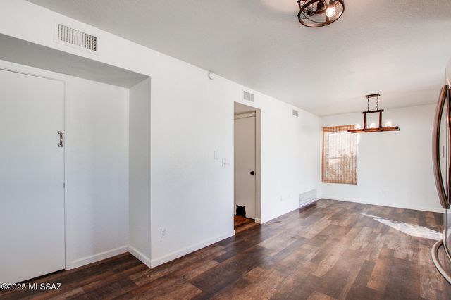 8157 N Streamside Avenue, Tucson, AZ 85741