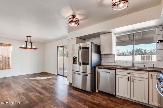 8157 N Streamside Avenue, Tucson, AZ 85741