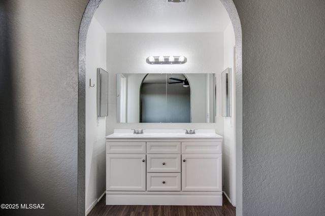 8157 N Streamside Avenue, Tucson, AZ 85741