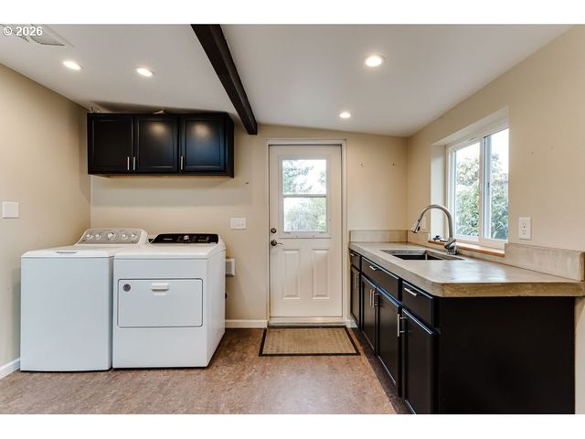 2055 BROADVIEW St, Eugene, OR 97405