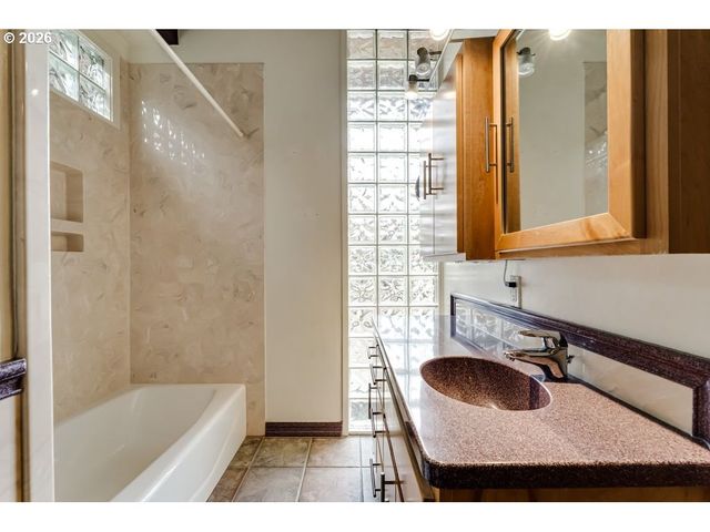 2055 BROADVIEW St, Eugene, OR 97405