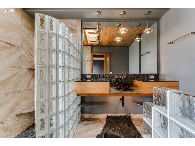 2055 BROADVIEW St, Eugene, OR 97405