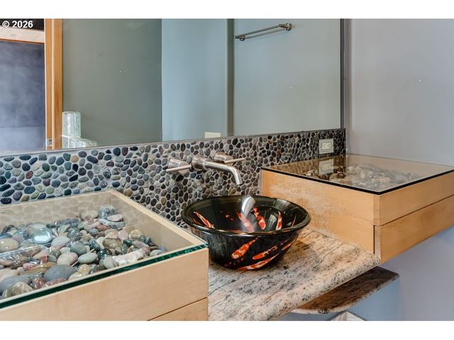 2055 BROADVIEW St, Eugene, OR 97405