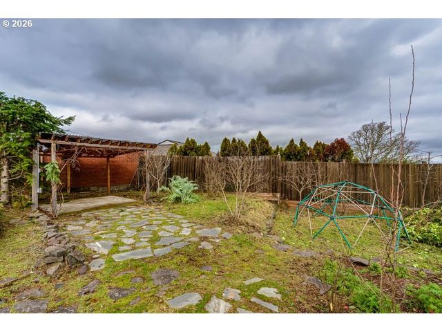 2055 BROADVIEW St, Eugene, OR 97405