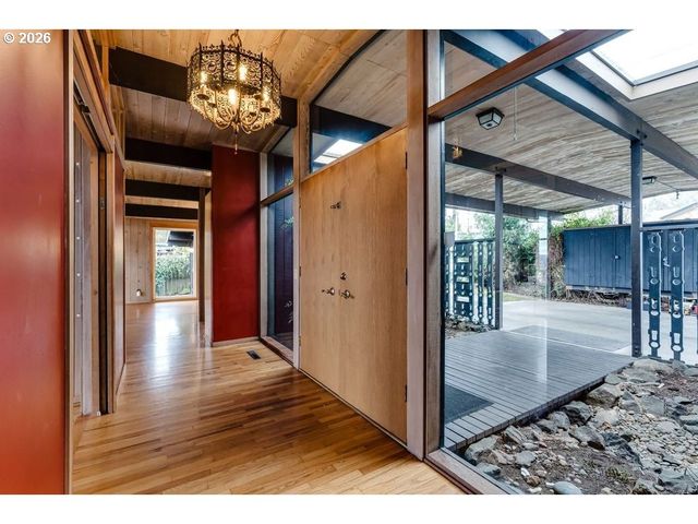 2055 BROADVIEW St, Eugene, OR 97405