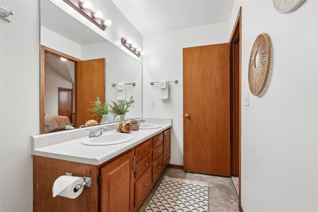 284 58th Court, West Des Moines, IA 50266