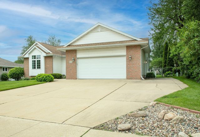 1303 Orchard Dr, Cedar Falls, IA 50613