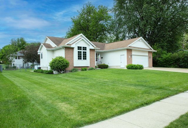 1303 Orchard Dr, Cedar Falls, IA 50613
