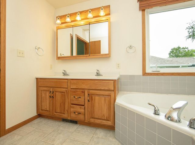 1303 Orchard Dr, Cedar Falls, IA 50613