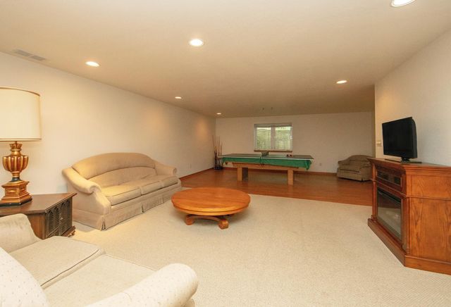 1303 Orchard Dr, Cedar Falls, IA 50613